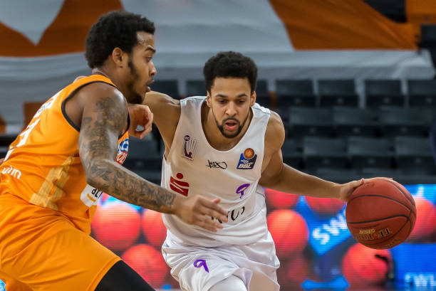 中占据有利 中占据有利